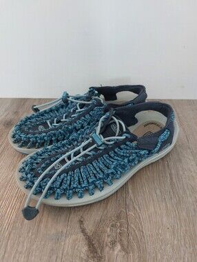 Keen Uneek sandals Youth Size 6